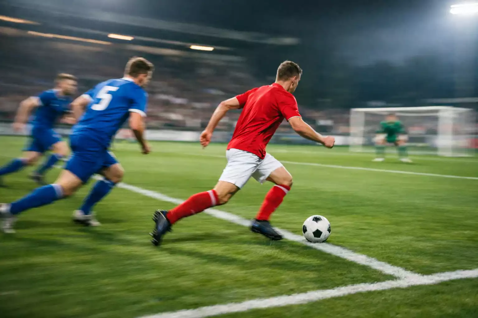 Voetballers in actie tijdens aanval op het veld
