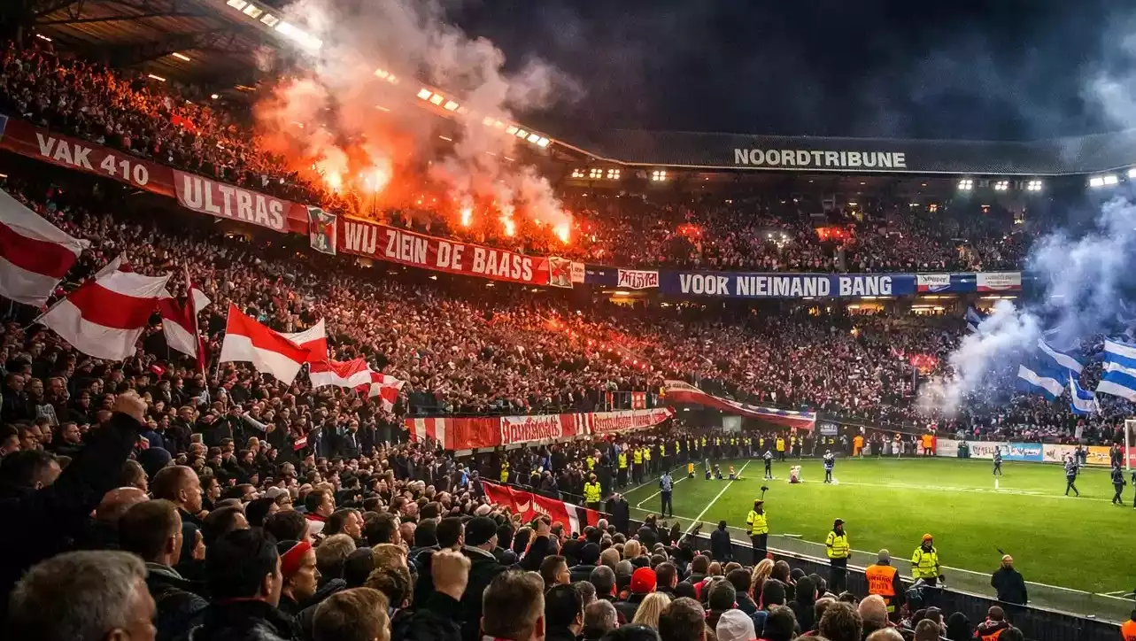 Intense voetbalderby met volle tribunes