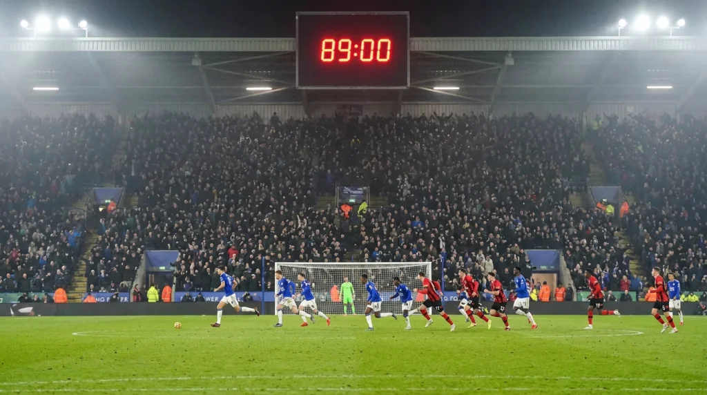 Voetbalklok die de 89e minuut toont met spelers die aanvallen in de slotfase van de wedstrijd